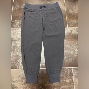 P47 Athleta Cropped Jogger Pants Grey Workout Hiking Casual Size 8P